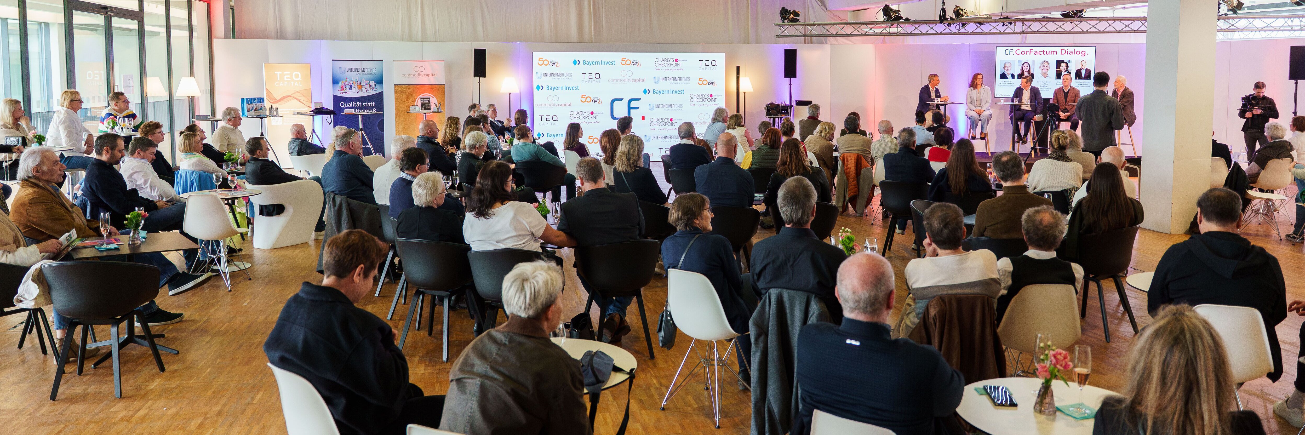 Podiumsdiskussion mit Experten und Besucher auf der art karlsruhe